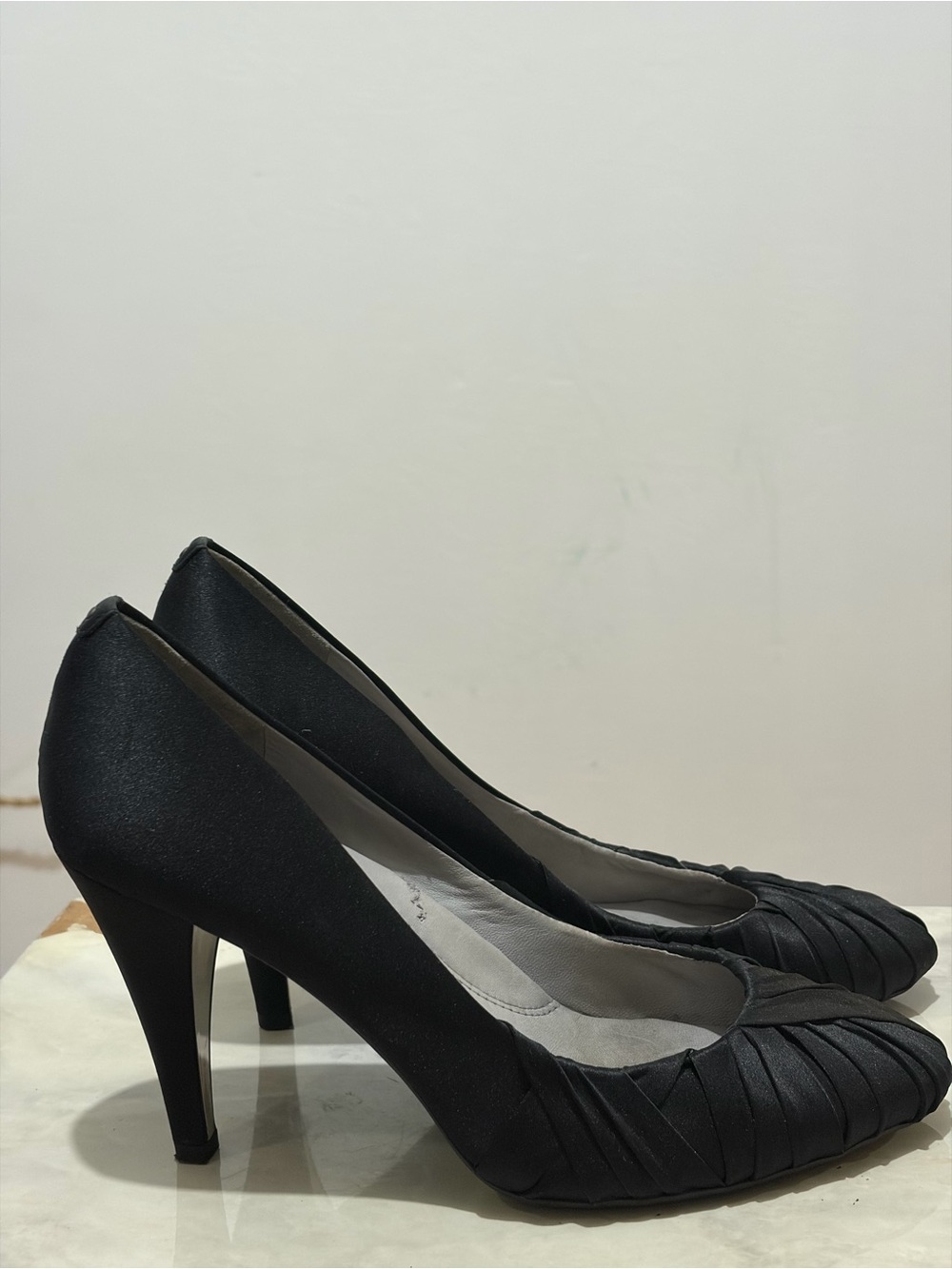 Kenneth Cole New York Out N About Women’s Black Satin Pleated Toe Pumps 8.5